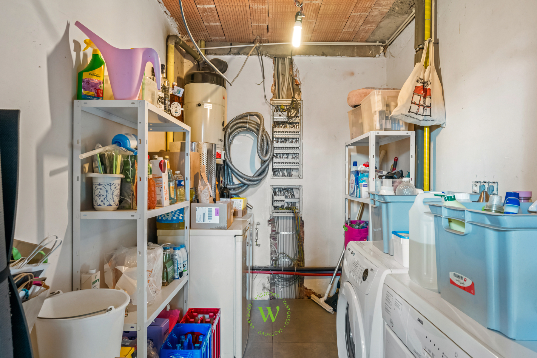 Af te werken woning met ruim bijgebouw te Ruddervoorde