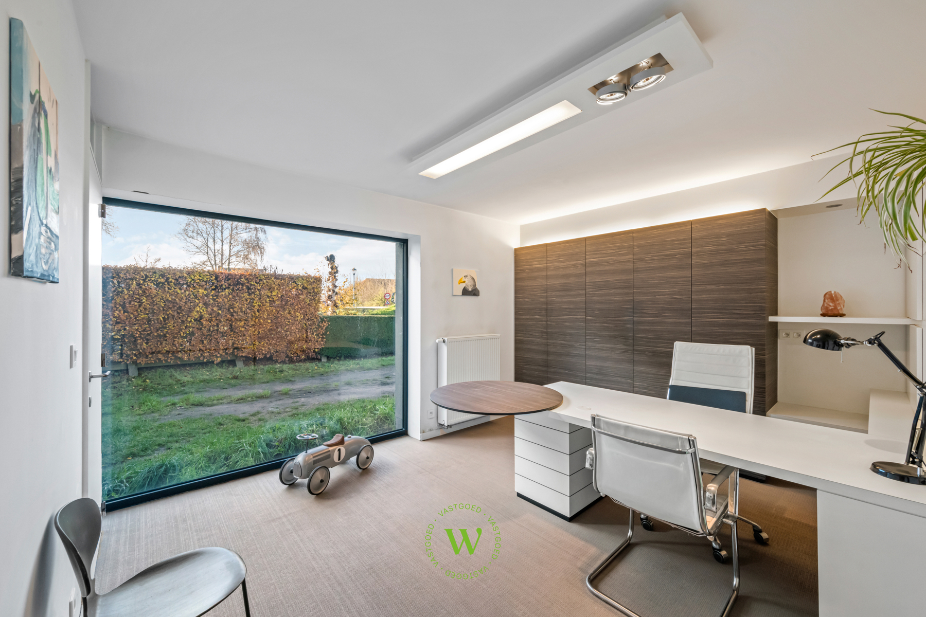 Af te werken woning met ruim bijgebouw te Ruddervoorde