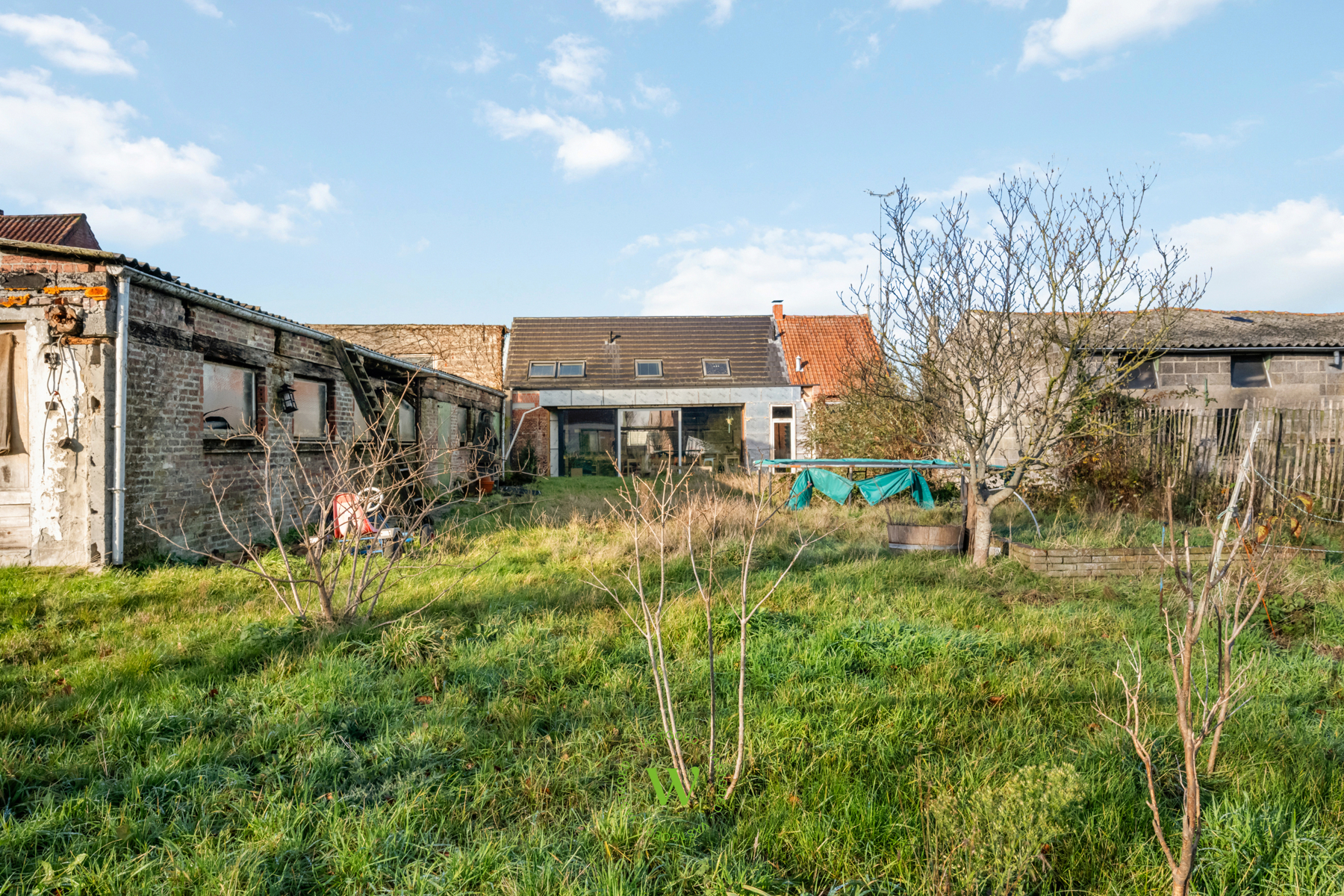 Af te werken woning met ruim bijgebouw te Ruddervoorde