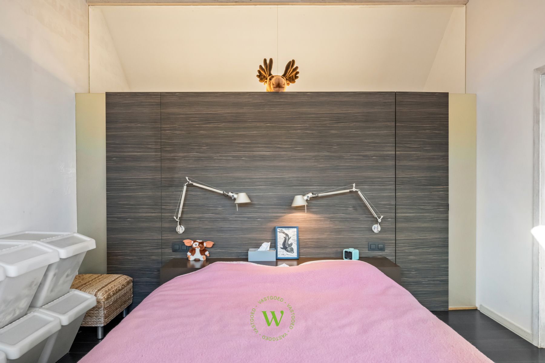 Af te werken woning met ruim bijgebouw te Ruddervoorde