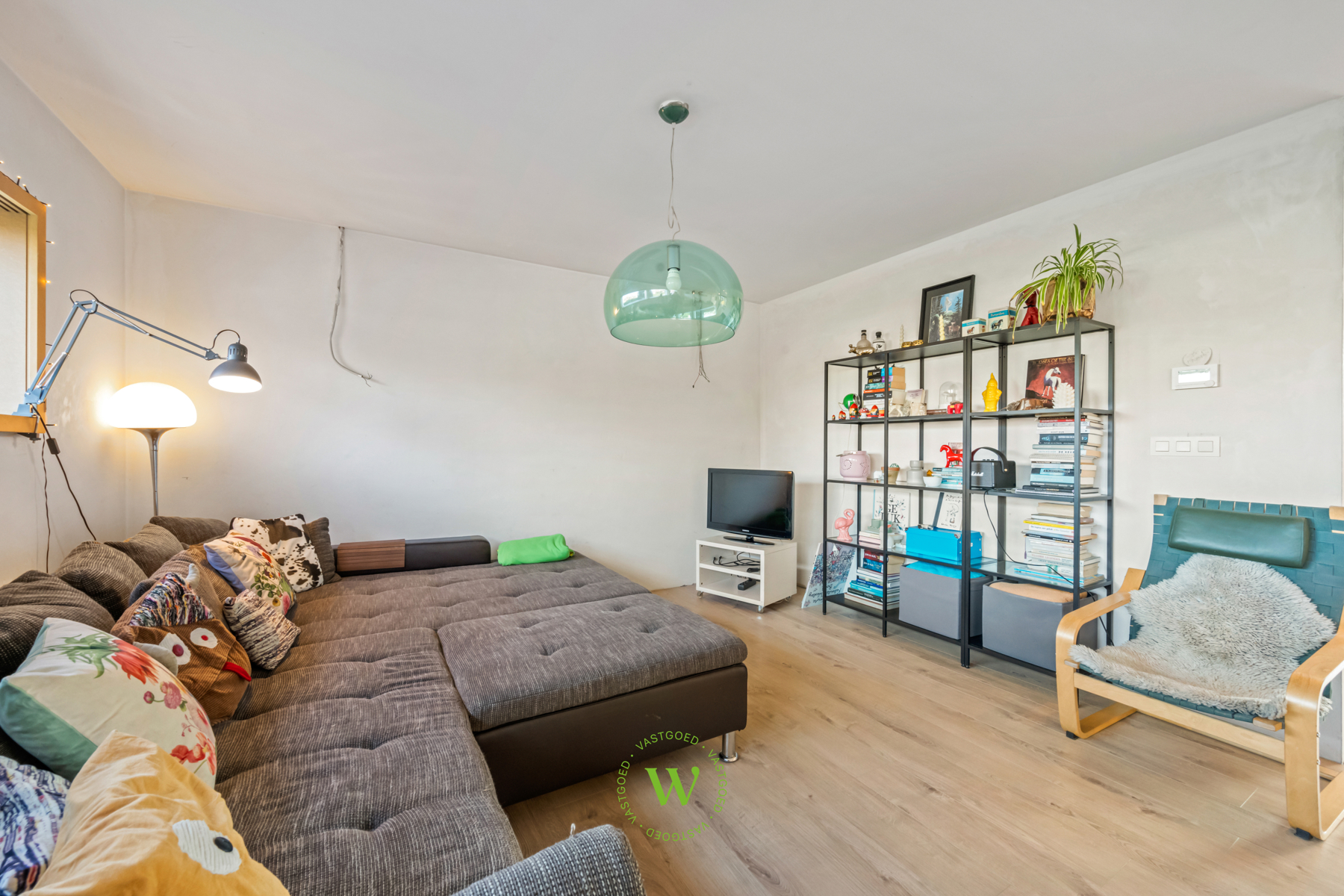 Af te werken woning met ruim bijgebouw te Ruddervoorde