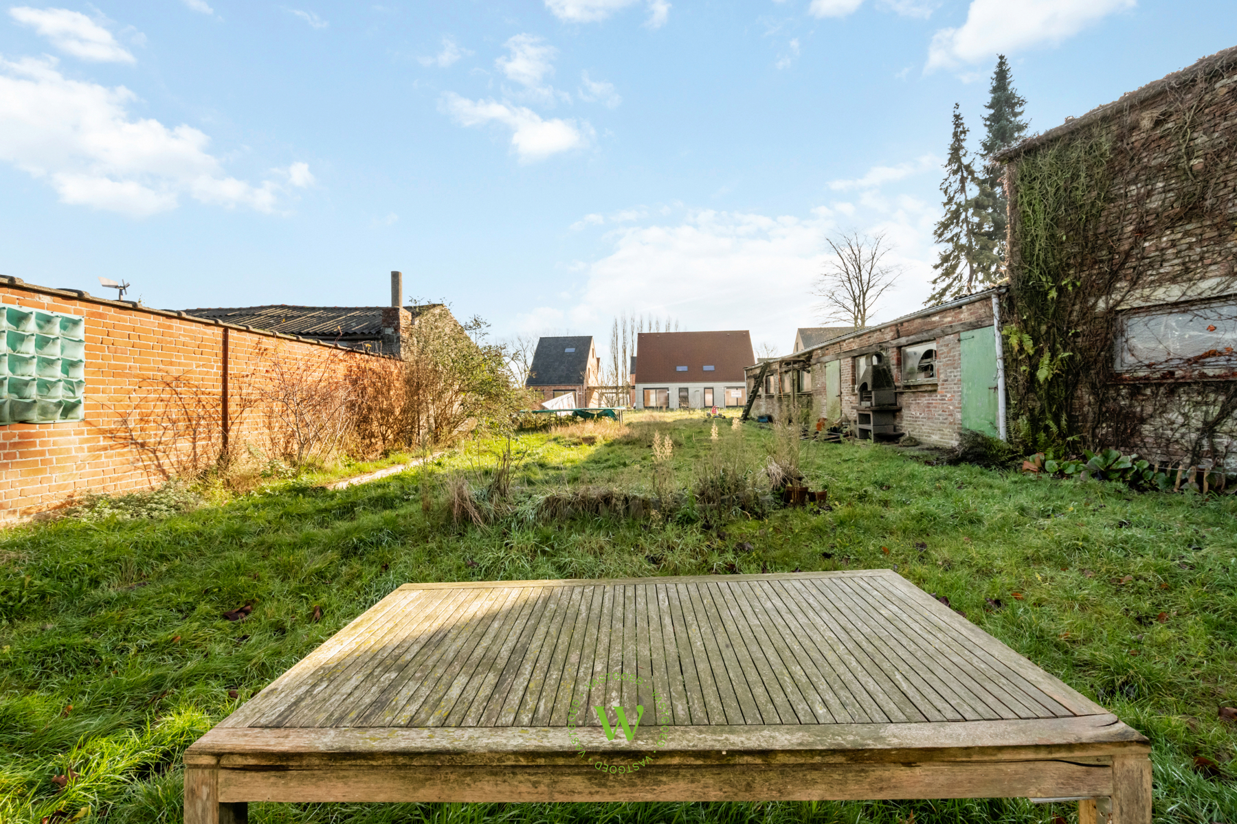 Af te werken woning met ruim bijgebouw te Ruddervoorde
