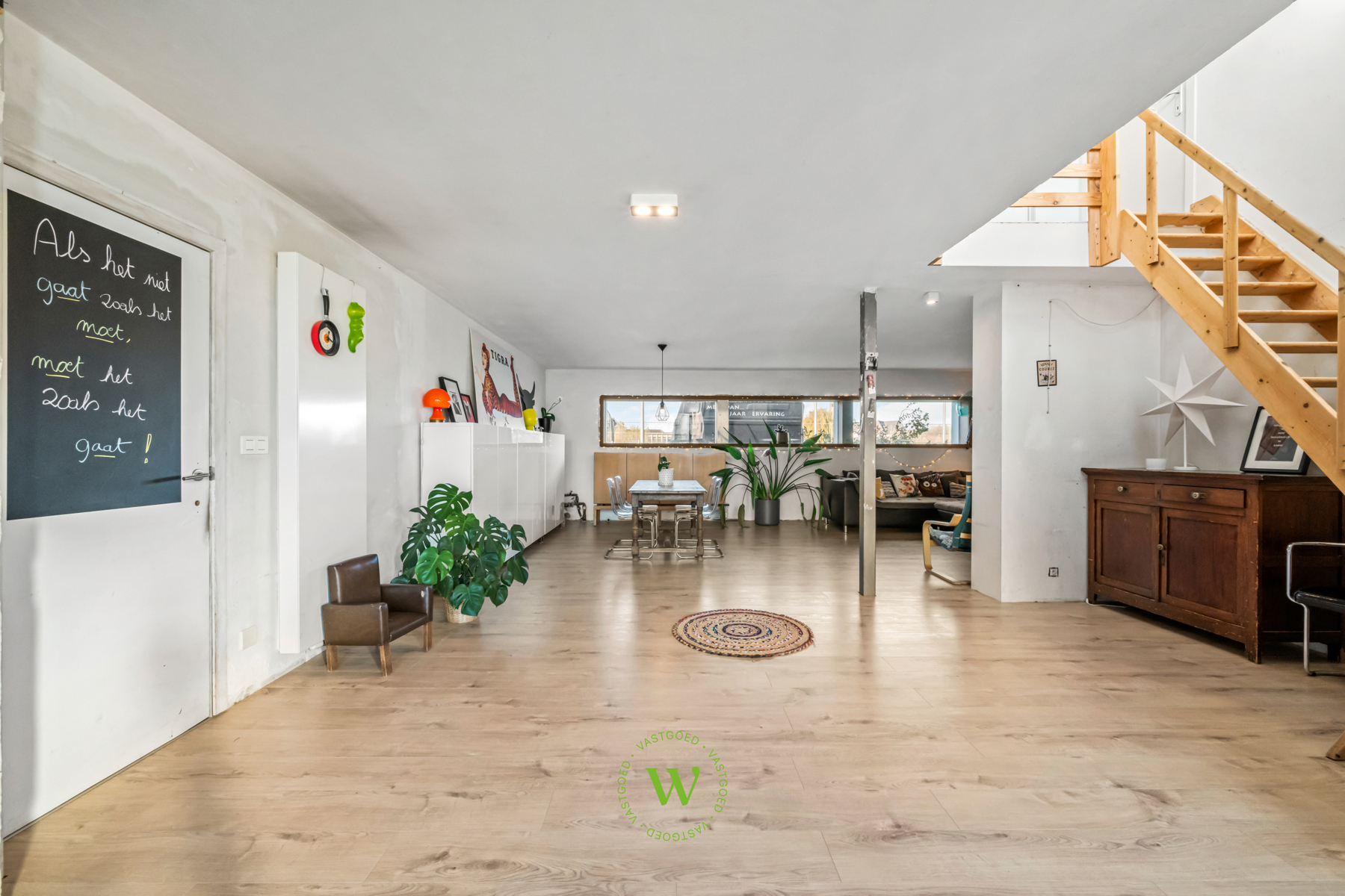 Af te werken woning met ruim bijgebouw te Ruddervoorde