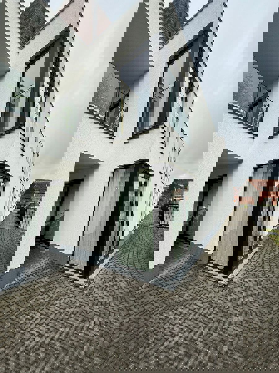 Modern appartement met terras en parking