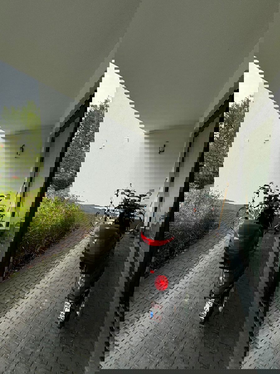 Modern appartement met terras en parking