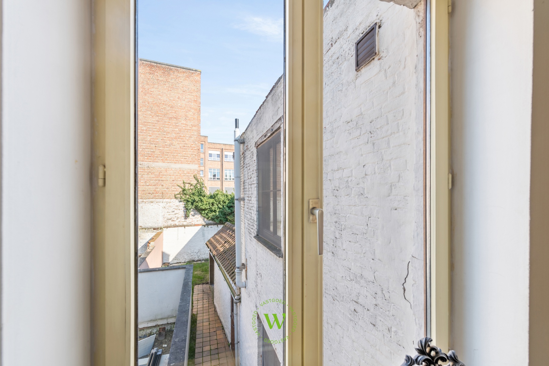 Centrum Brugge: opbrengsteigendom met 2 app. incl stadstuin.