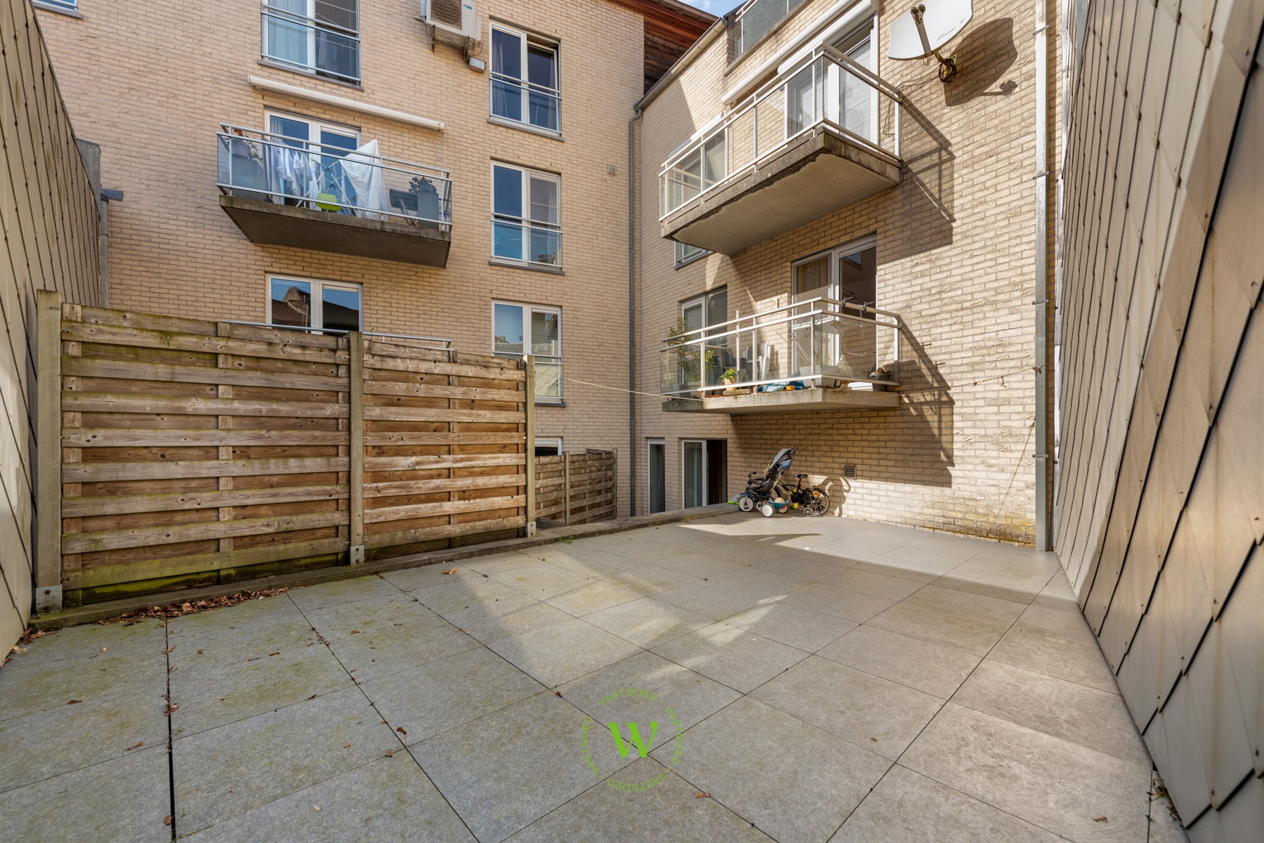 Lichtrijk 2-slaapkamerappartement met zicht op de vesten.