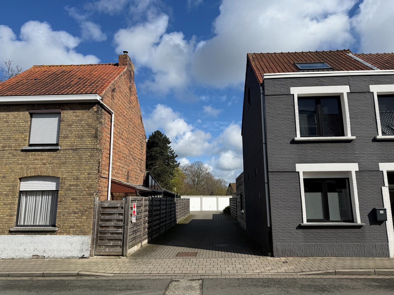 Afgesloten garagebox in uitstekende staat, gebouwd in 2015.