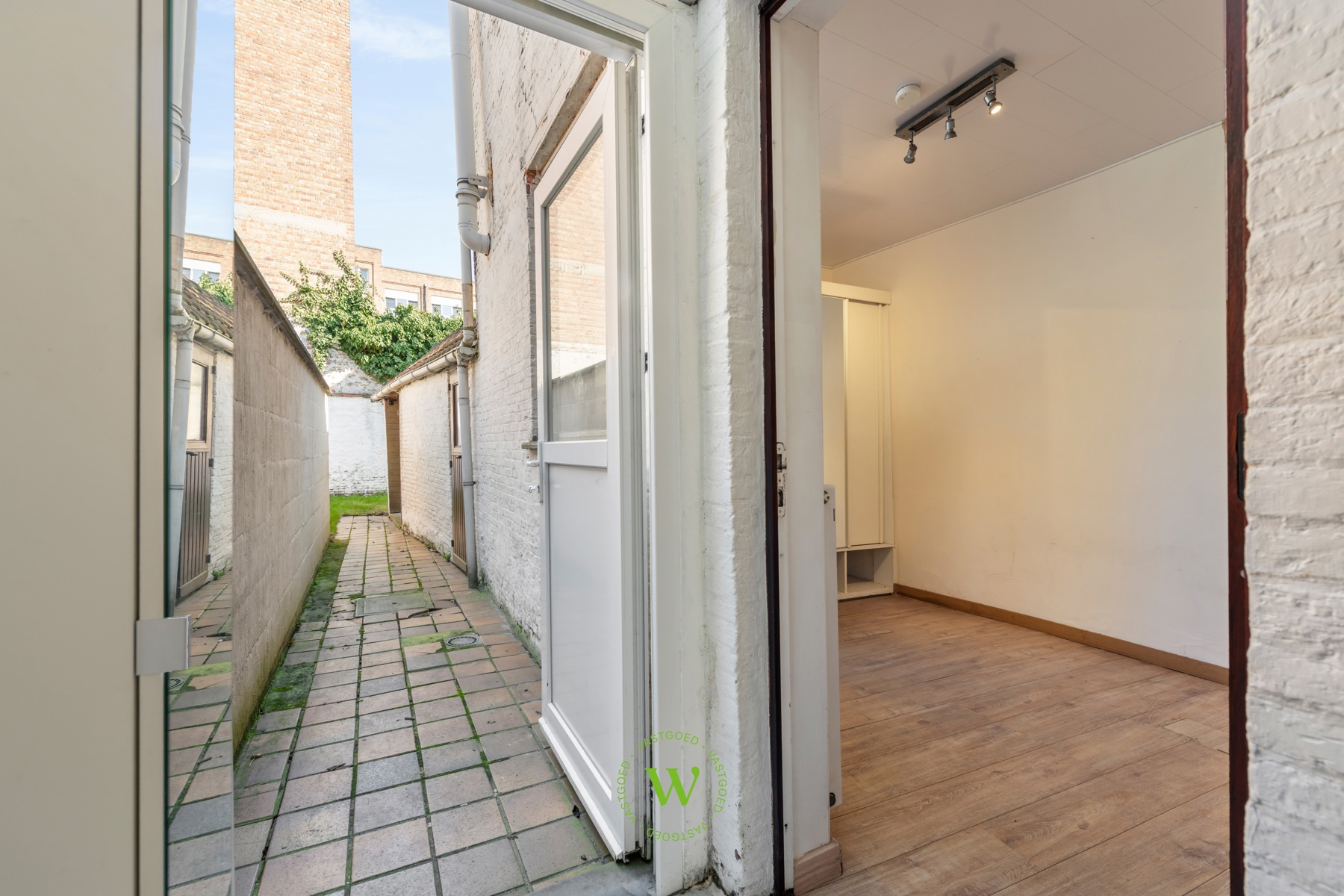 Centrum Brugge: opbrengsteigendom met 2 app. incl stadstuin.