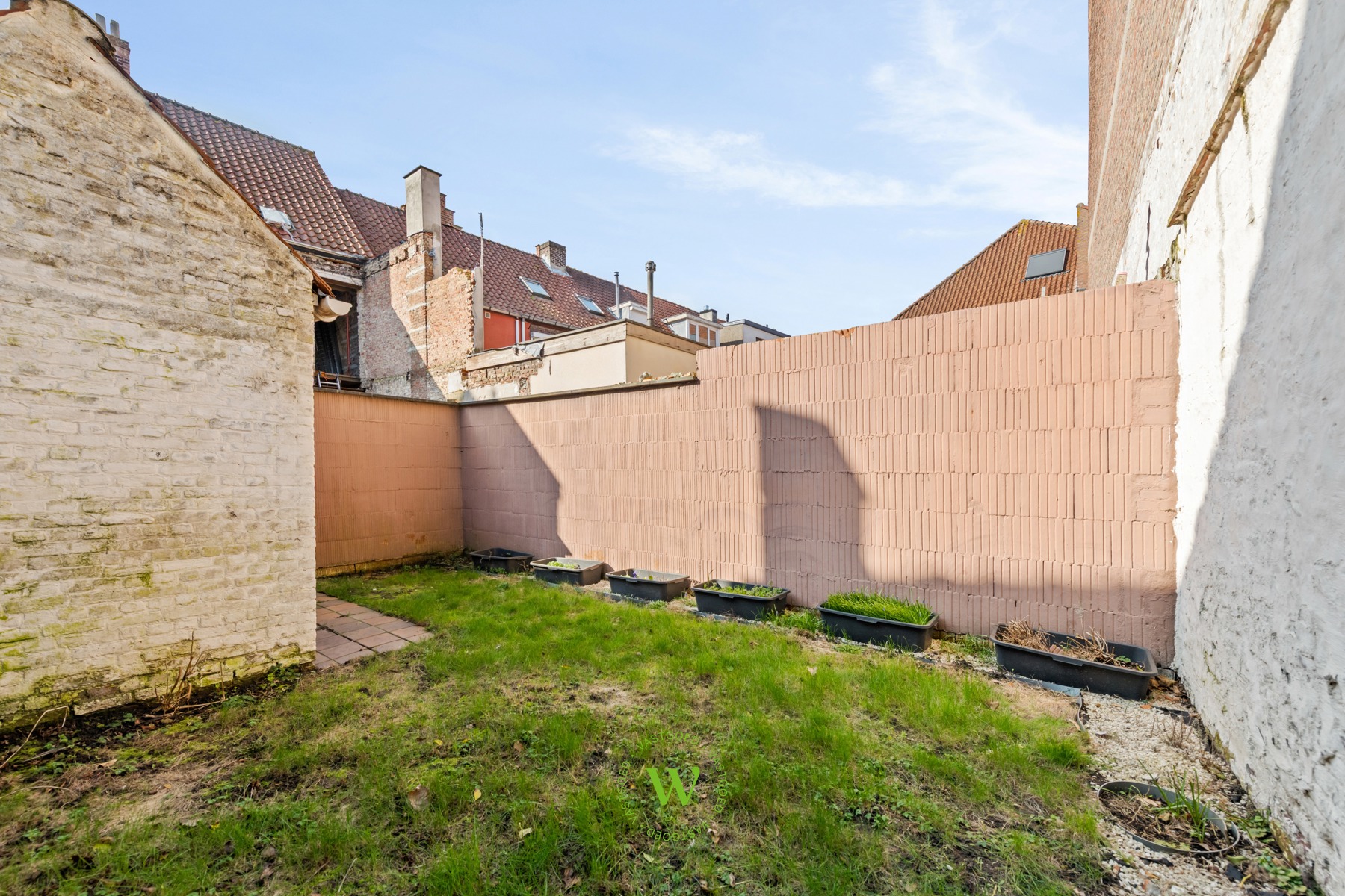 Centrum Brugge: opbrengsteigendom met 2 app. incl stadstuin.