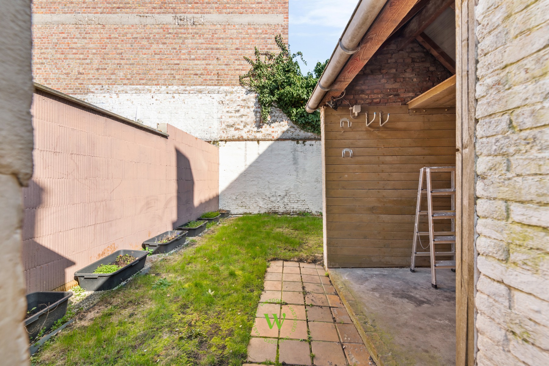 Centrum Brugge: opbrengsteigendom met 2 app. incl stadstuin.