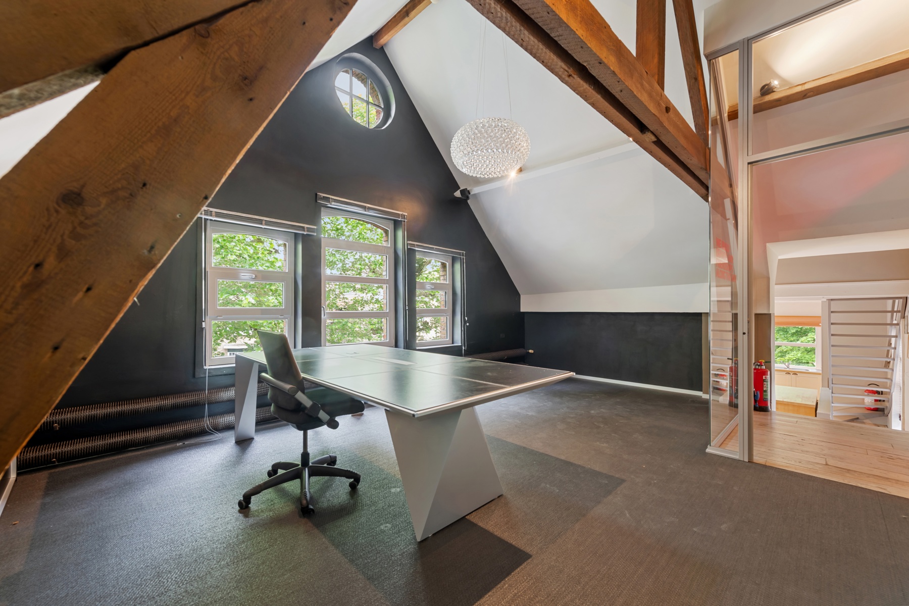Industrieel karakterpand met vergunning voor exclusief woonproject.