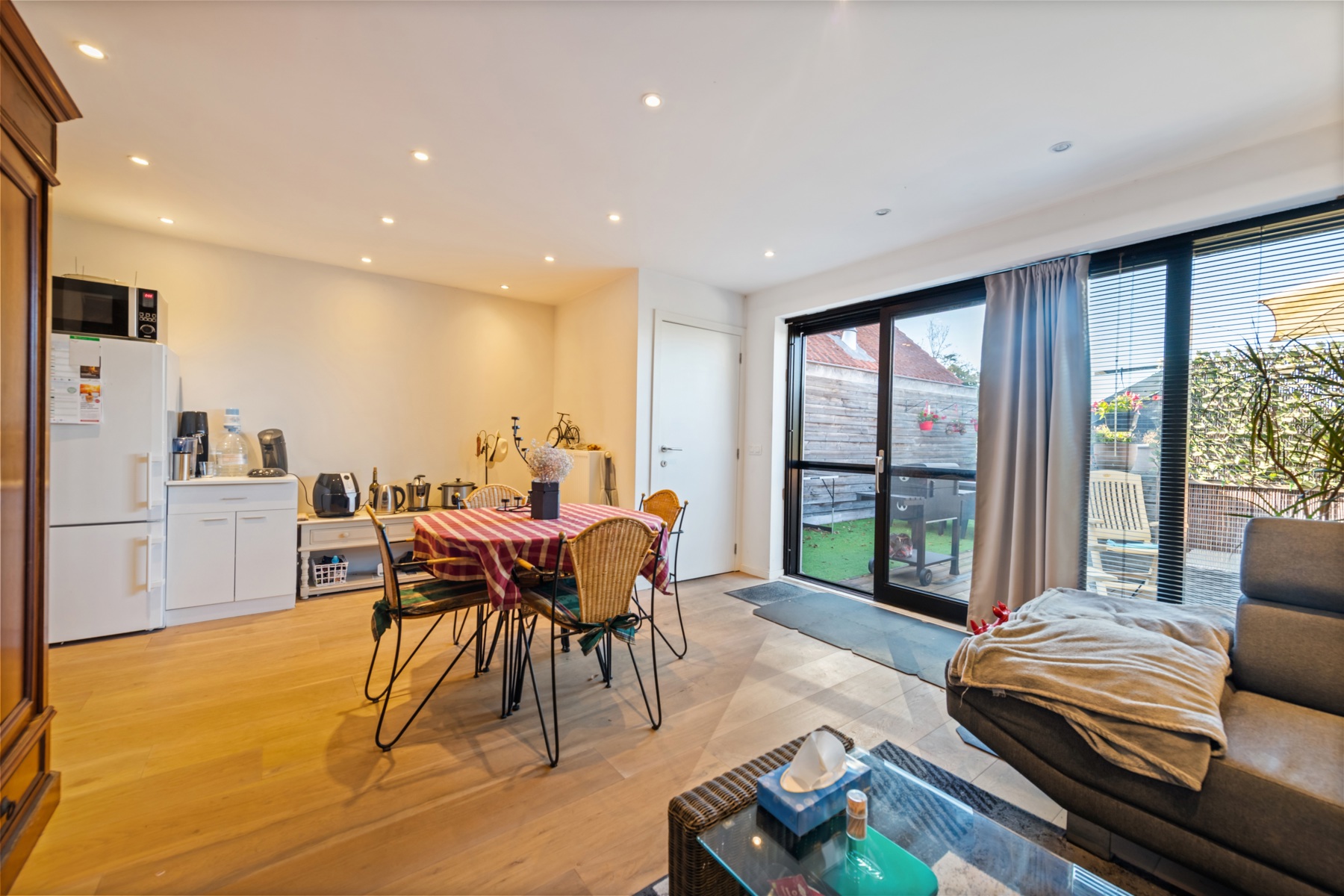 Ruime duplex met zonnig terras en garage/loods