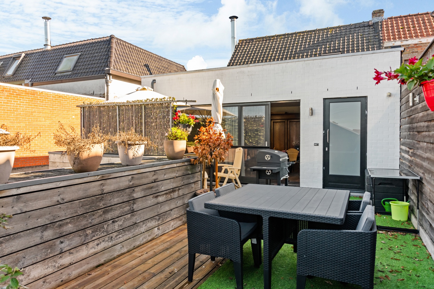 Ruime duplex met zonnig terras en garage/loods