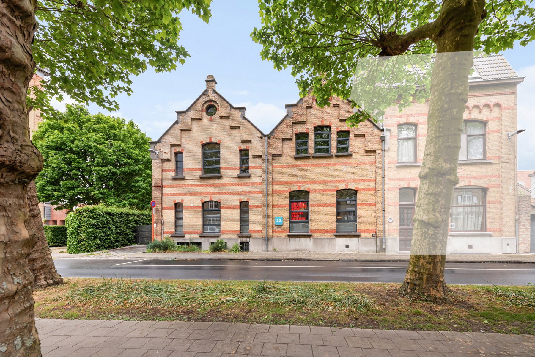 Industrieel karakterpand met vergunning voor exclusief woonproject.