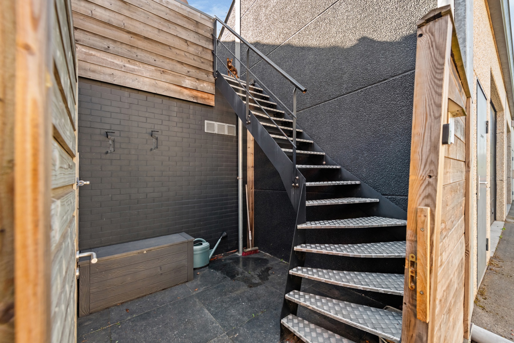 Ruime duplex met zonnig terras en garage/loods