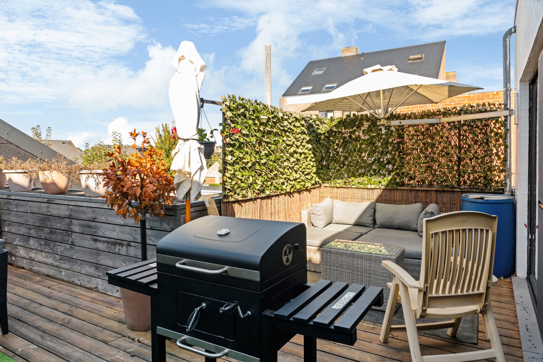 Ruime duplex met zonnig terras en garage/loods