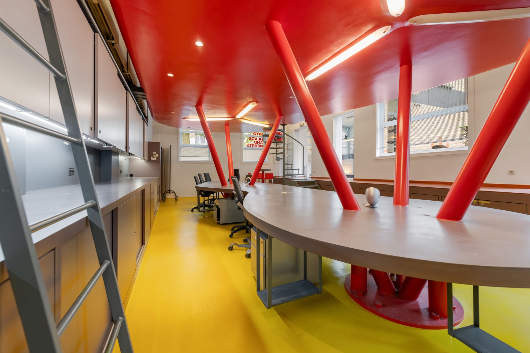 Industrieel karakterpand met vergunning voor exclusief woonproject.