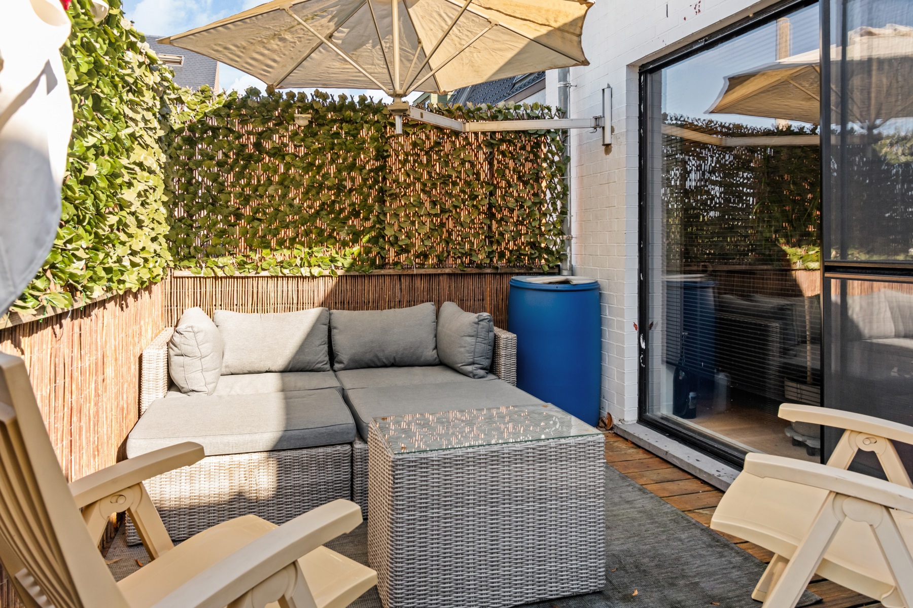 Ruime duplex met zonnig terras en garage/loods