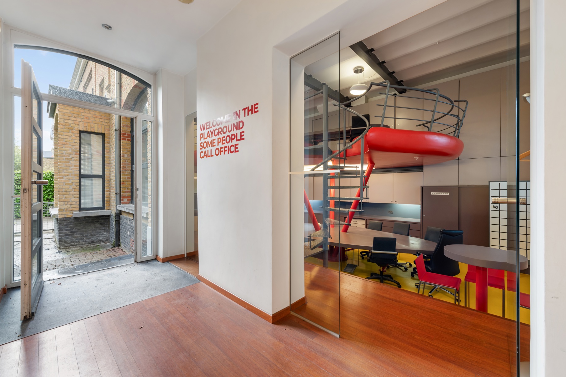 Industrieel karakterpand met vergunning voor exclusief woonproject.