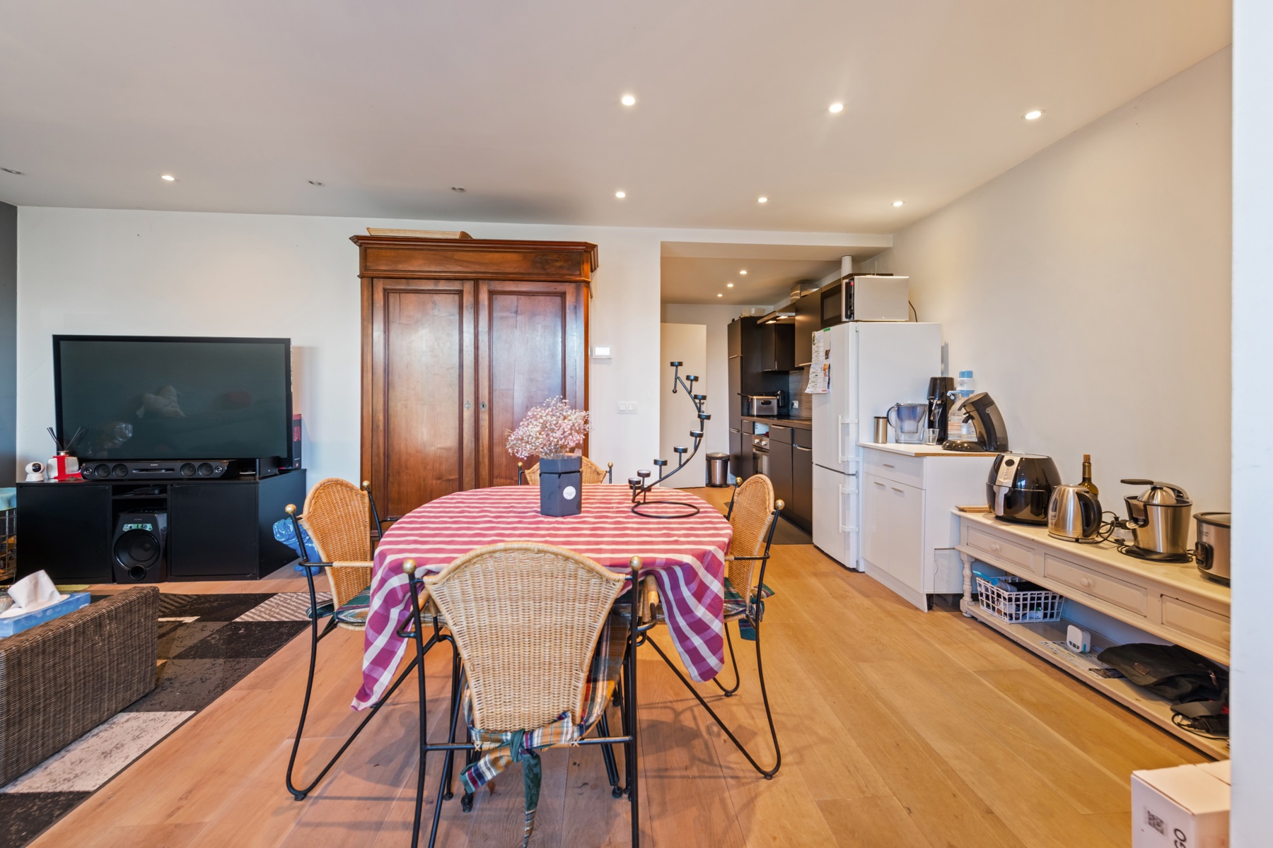 Ruime duplex met zonnig terras en garage/loods