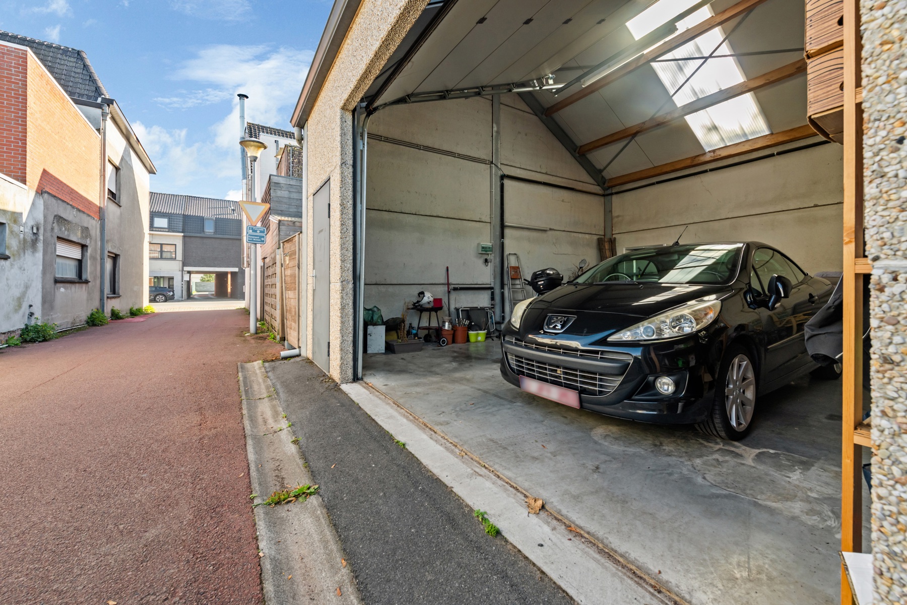 Ruime duplex met zonnig terras en garage/loods