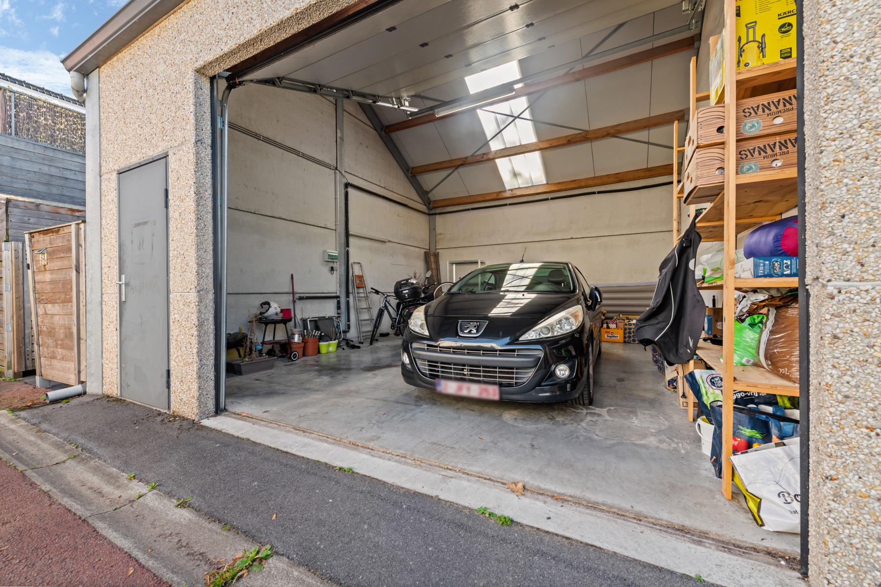 Ruime duplex met zonnig terras en garage/loods