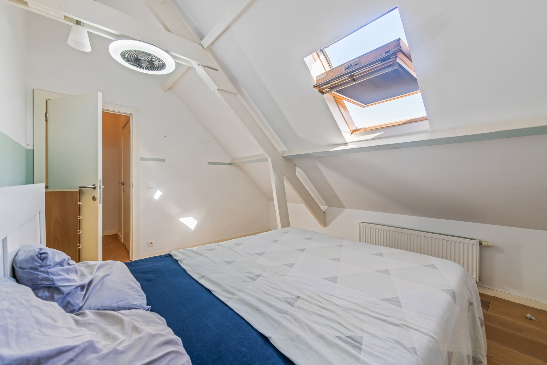 Ruime duplex met zonnig terras en garage/loods