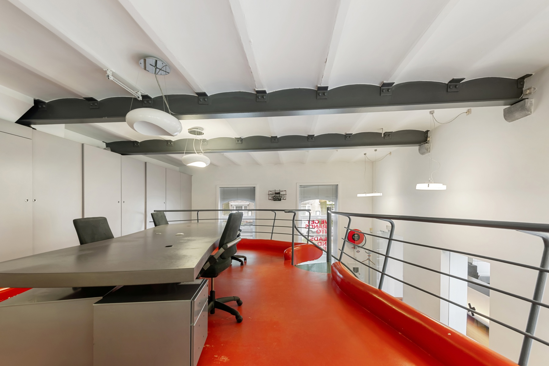 Industrieel karakterpand met vergunning voor exclusief woonproject.