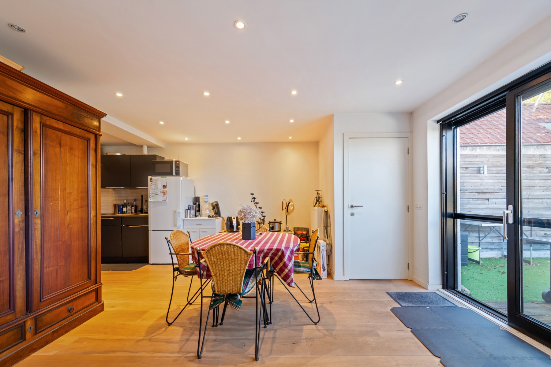 Ruime duplex met zonnig terras en garage/loods