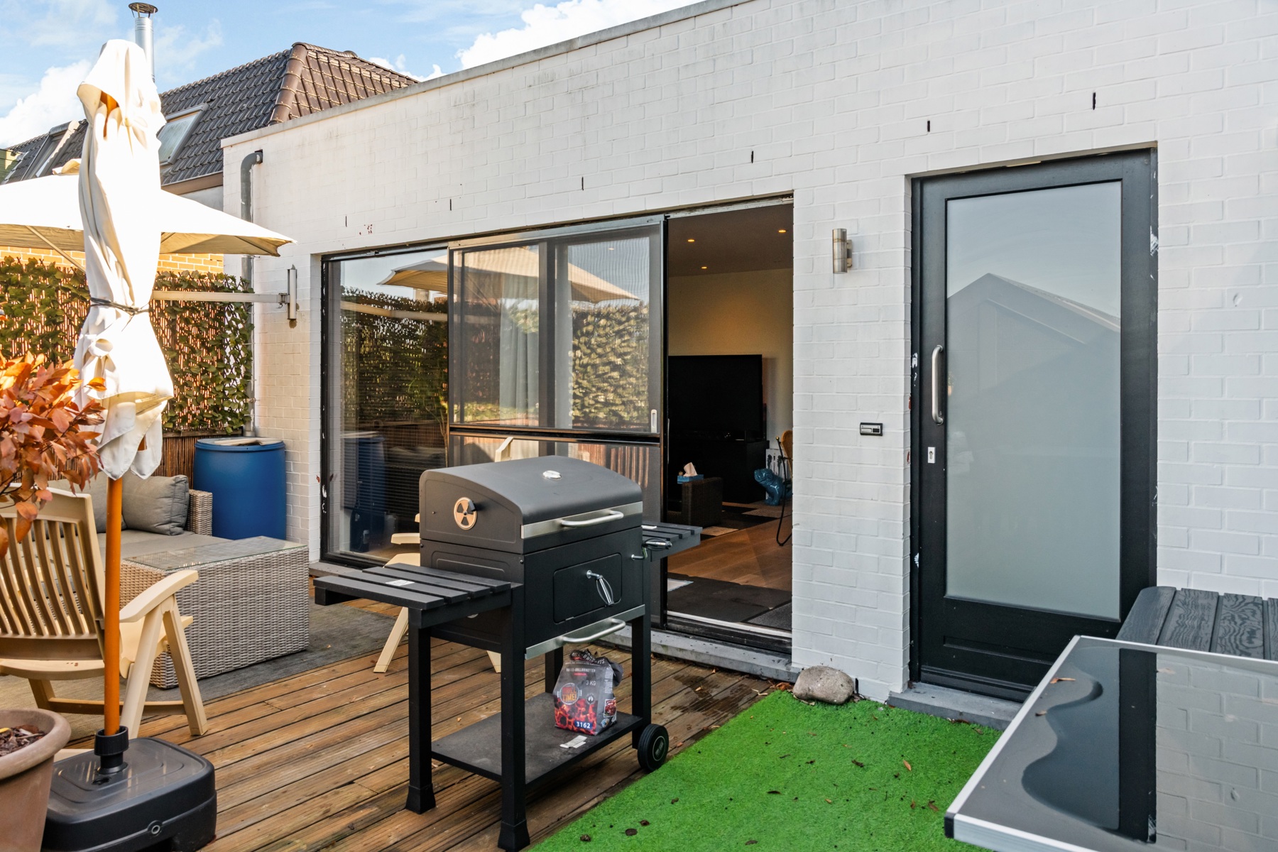 Ruime duplex met zonnig terras en garage/loods