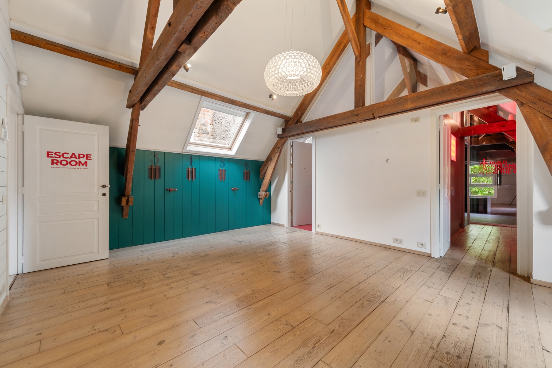Industrieel karakterpand met vergunning voor exclusief woonproject.