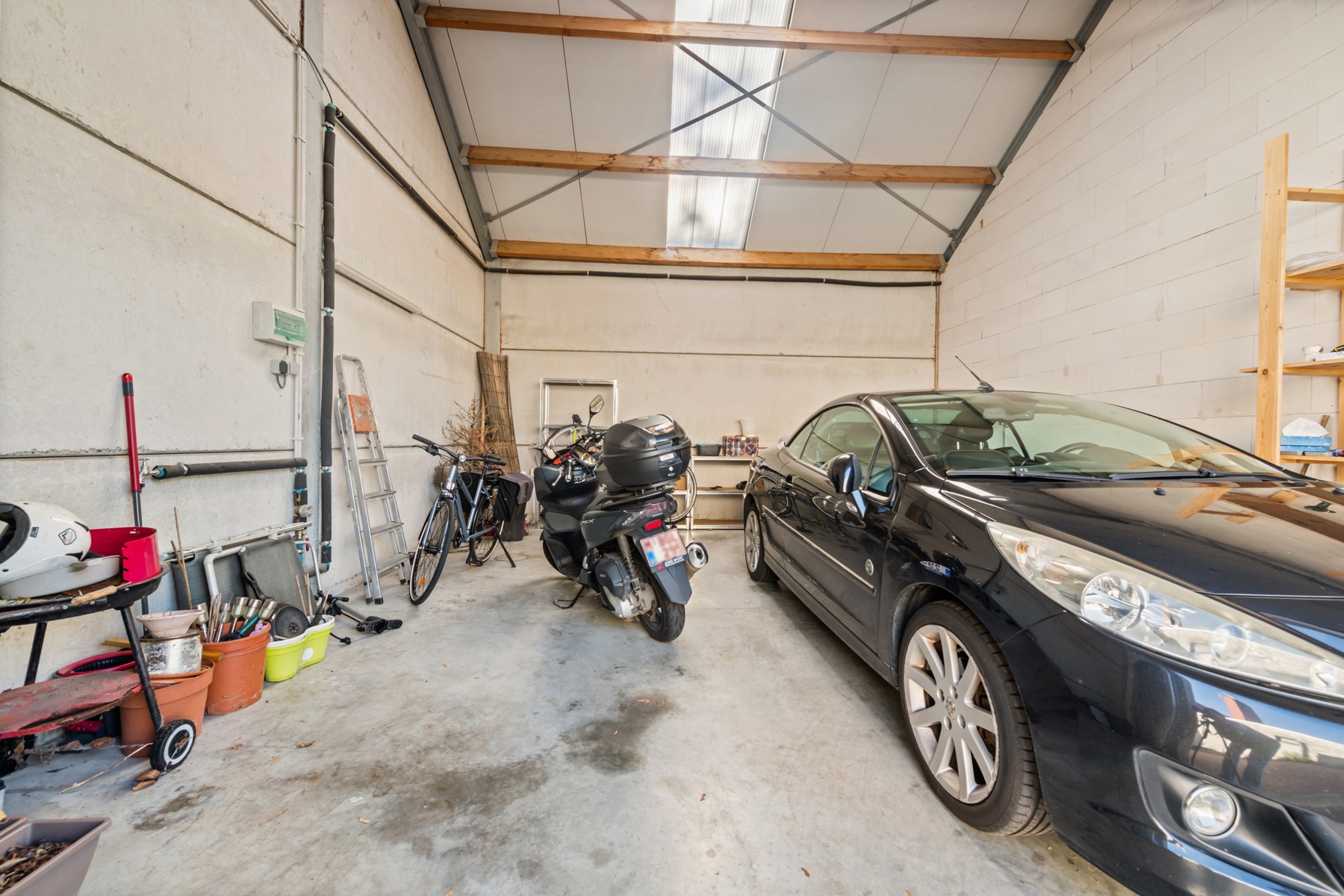 Ruime duplex met zonnig terras en garage/loods