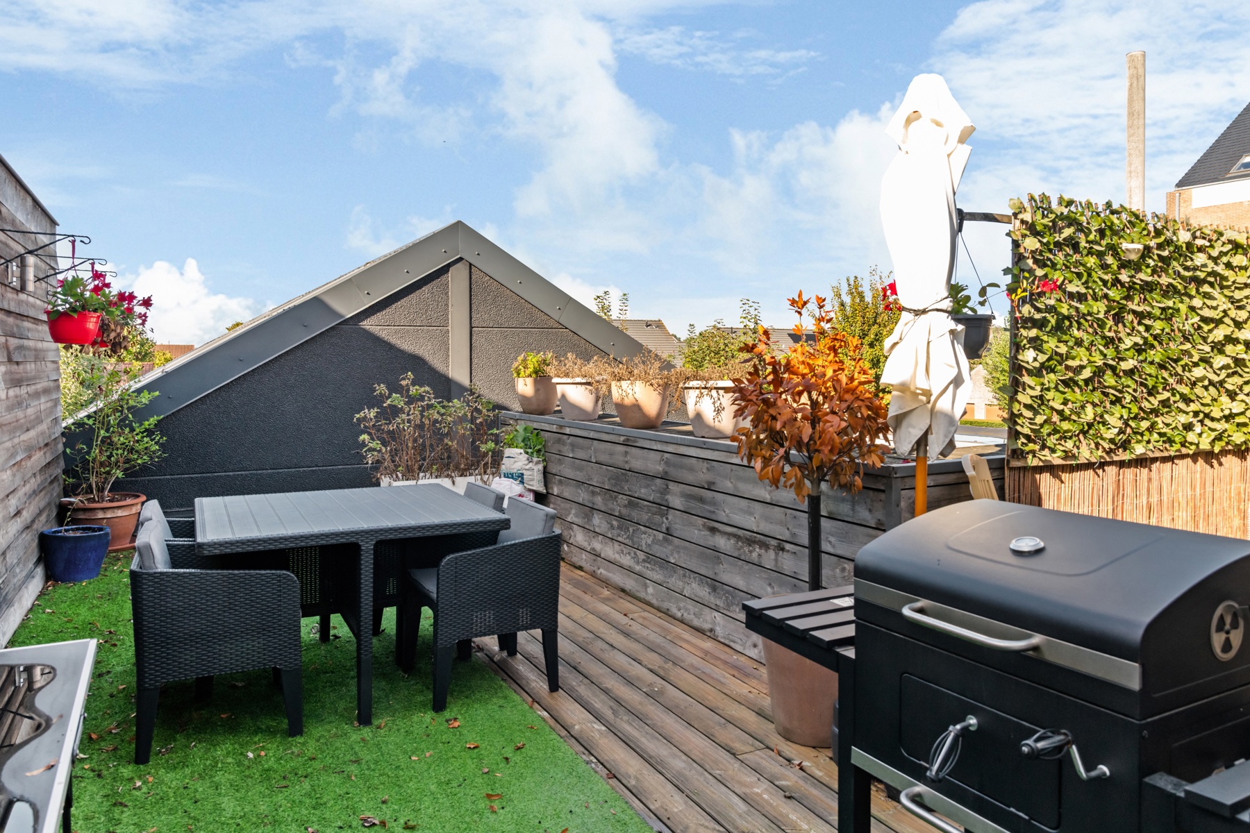 Ruime duplex met zonnig terras en garage/loods