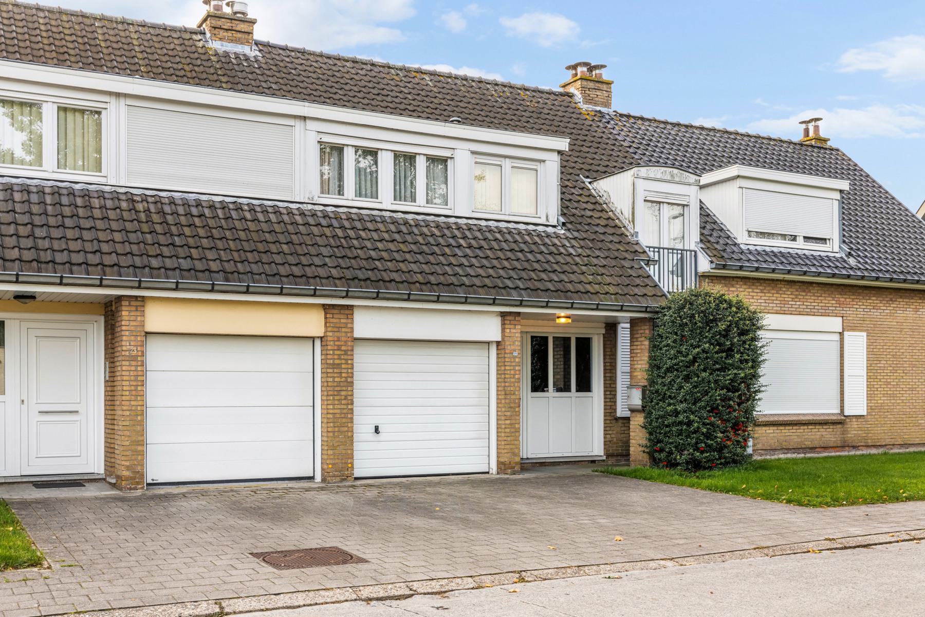 Gezinswoning met 4 slaapkamers, garage en oprit in Sint-Michiels