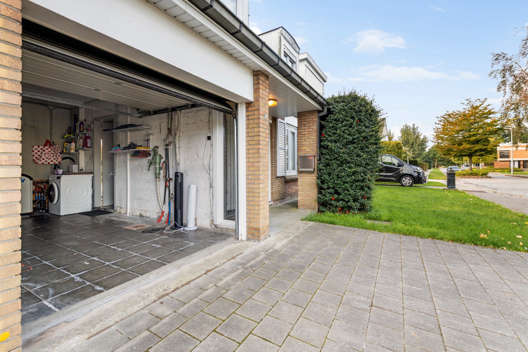 Gezinswoning met 4 slaapkamers, garage en oprit in Sint-Michiels
